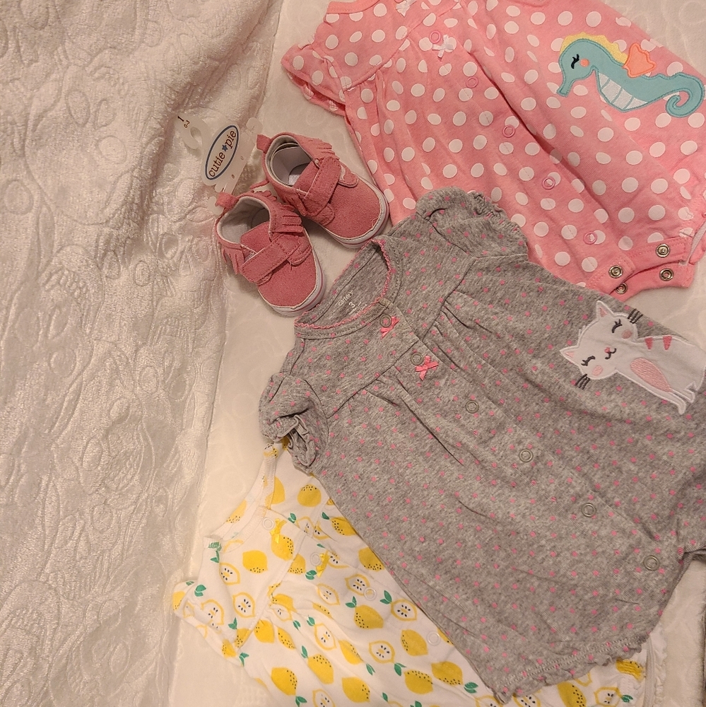 (Lot of 4) 3 Oufits
